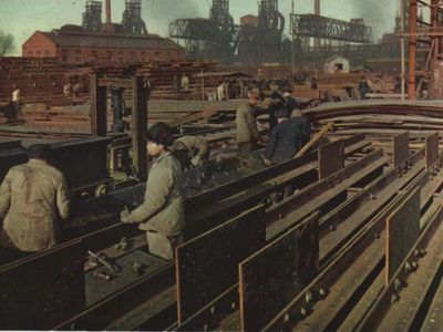 老照片 1952年的鞍山鋼鐵廠 熱火朝天的建設場面